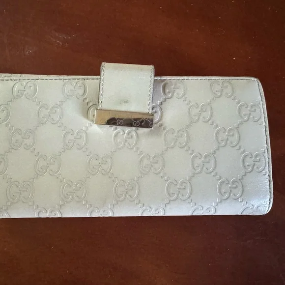 Gucci White Embossed Logo Wallet - Picture 2 of 6
